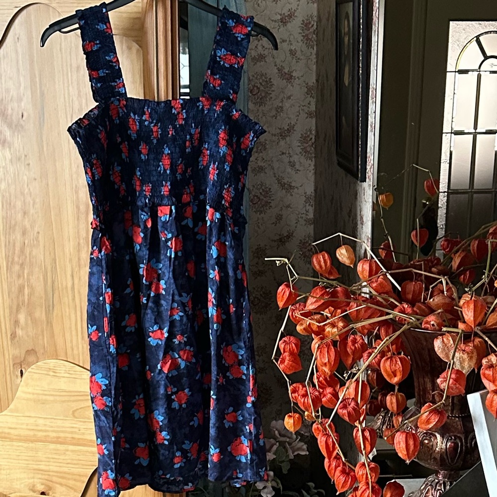 DKNY vibrant smocked top pocketed lite weight dress. 34” long, 14” top Med $40